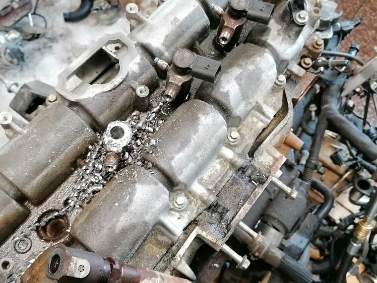 odvŕtanie poškodených vstrekovačov Ford 2.0