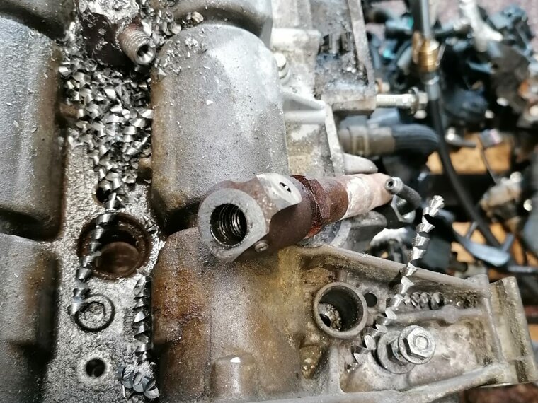 odvŕtanie poškodených vstrekovačov Ford 2.0