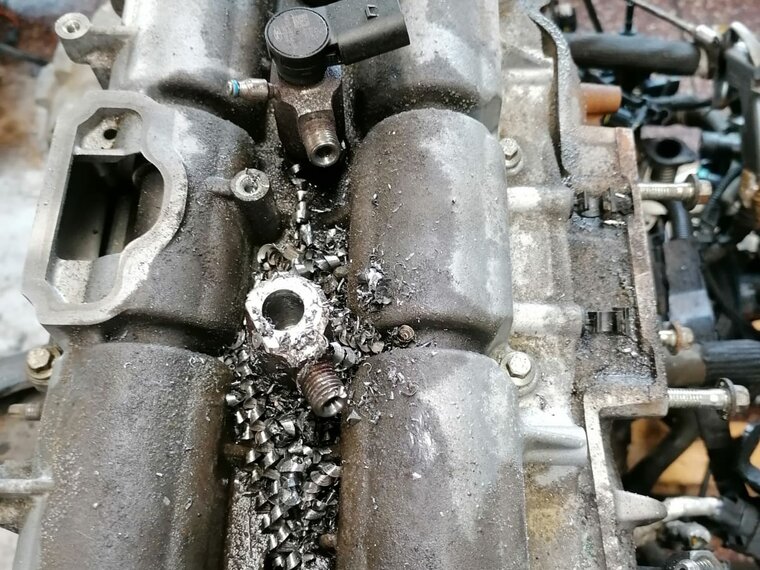 odvŕtanie poškodených vstrekovačov Ford 2.0