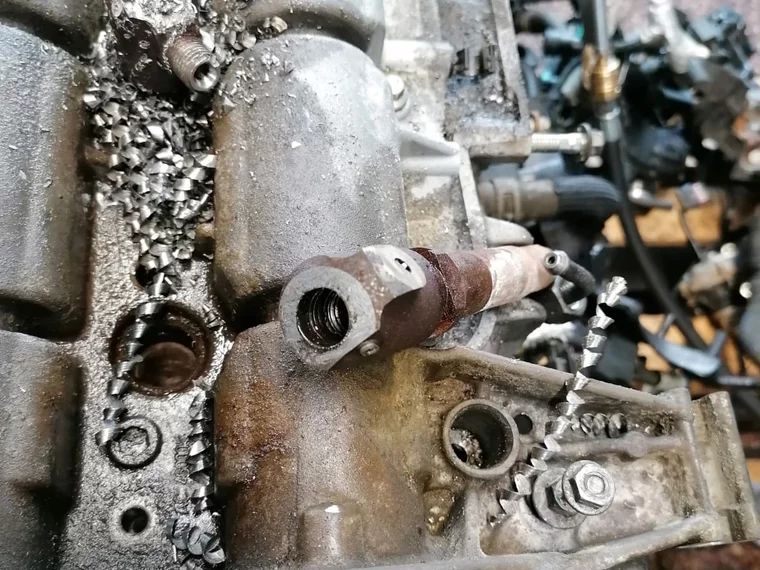 odvŕtanie poškodených vstrekovačov Ford 2.0
